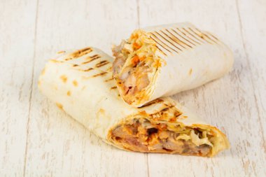 İştah açıcı büyük shawarma et, sos ve salata ile