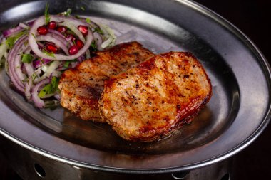 Soğan ve pomegranet tohumları ile Tavuk Barbekü