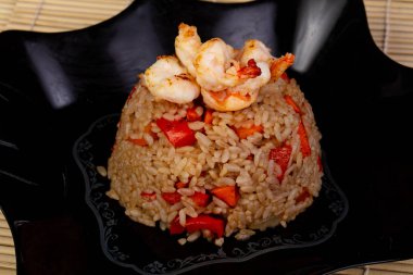 Lezzetli tabak karides ile tyahan