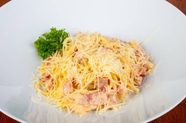 Jambon ve peynir ile lezzetli carbonara makarna
