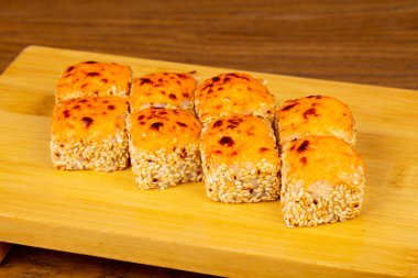 Lezzetli kızarmış peynir suşi orkinos ile rulo