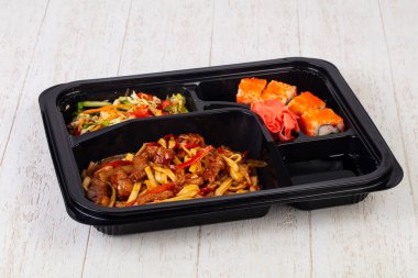 Rulo, şehriye ve et ile bento