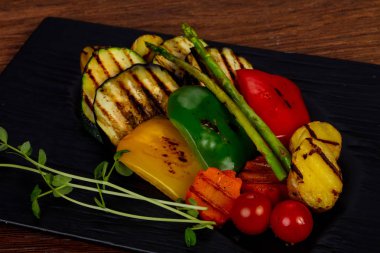 Izgara sebze kuşkonmaz ile sıcak