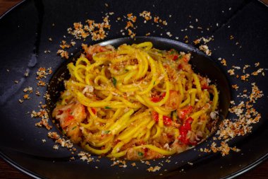 Doğal yengeç etli spagetti