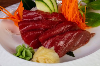 Japon soğuk suşi orkinos ile