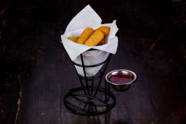 Soslu fırında Mozzarella çubuğu