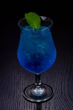 Tatlı blue curacao nane ile kokteyl