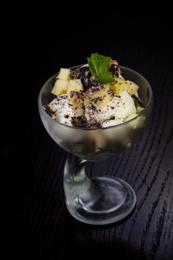 Apple ve nane ile lezzetli dondurma