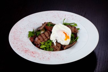 Haşlanmış yumurta salatası lezzetli sığır eti kesmek