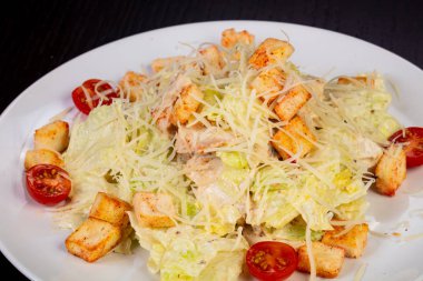 Lezzetli Sezar Salata tavuk ve domates ile