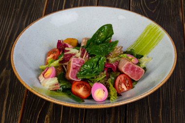 Ton balığı salatası yumurta ve domates