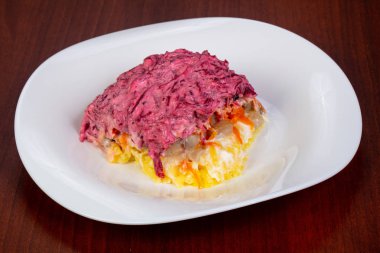 Rus salatası ringa balığı, patates ve kırmızı pancar 