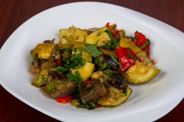 Tabak pişmiş sebze salatası