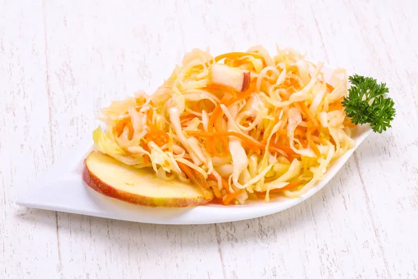 Kabın içinde geleneksel fermente lahana lahana turşusu