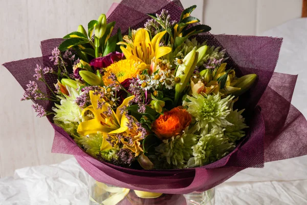 Çeşitli çiçek ile romantik buket