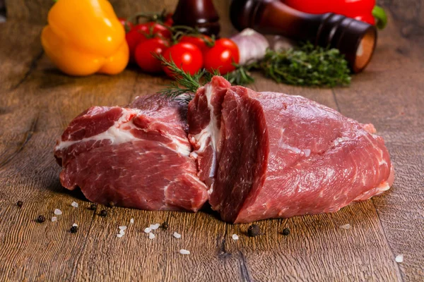 Ahşap zemin üzerinde çiğ domuz eti