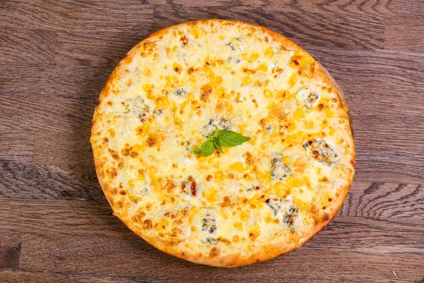 Fesleğen servis dört peynirli pizza