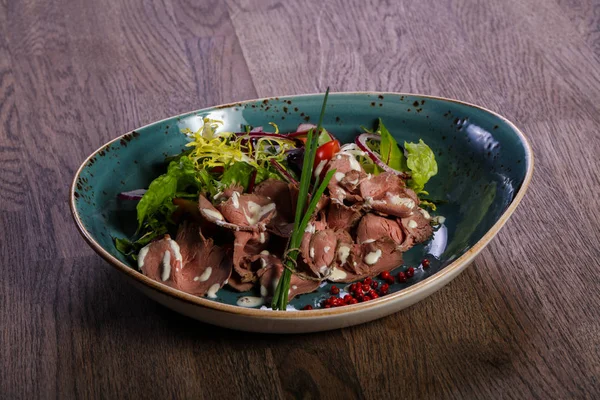 Biftek salata sosu ve soğan ile