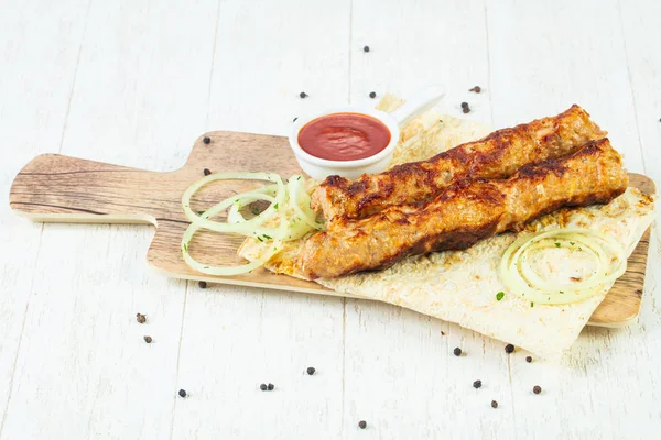 Izgara kıyılmış tavuk sosu ve soğan kebabı