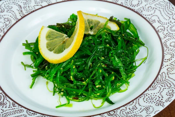 Limon susam ile hizmet Chuka salata