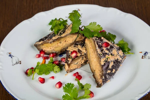 Otlar ve pomegranet ile doldurulmuş patlıcan