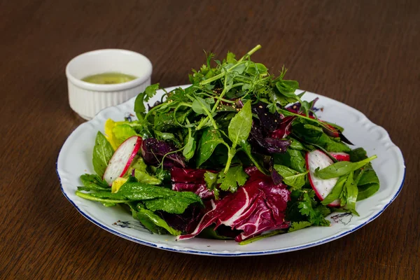 Raddish salatası ve otlar