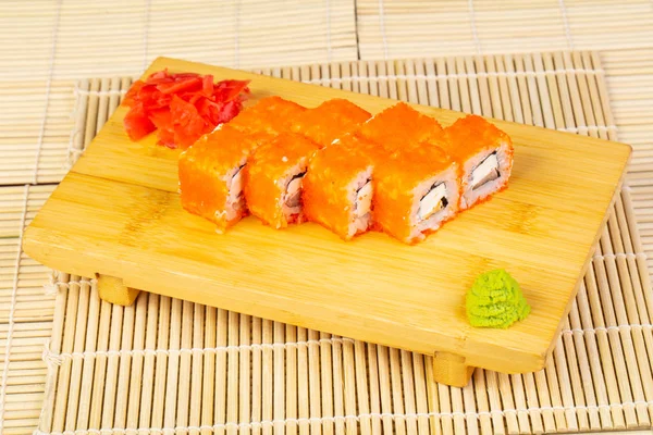 Sushi Gulung Lembut Dengan Kaviar Dan Keju — Stok Foto