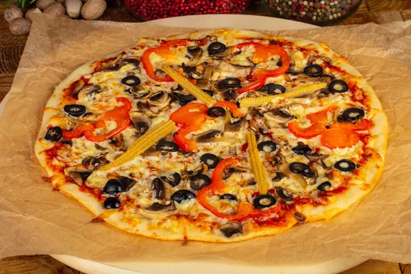 Lezzetli vejetaryen pizza zeytin, biber ve Mısır ile