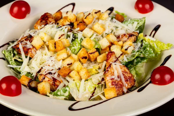 Salad Caesar with chicken and cherry tomato