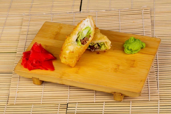 Lezzetli kızarmış tavuk böreği