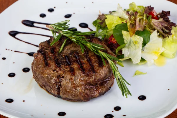 Deliciosa Estaca Ternera Frita Con Ensalada — Foto de Stock