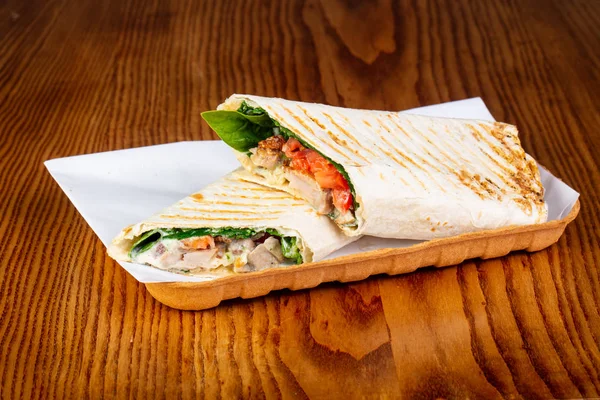 Shawarma domuz eti ve domates ile