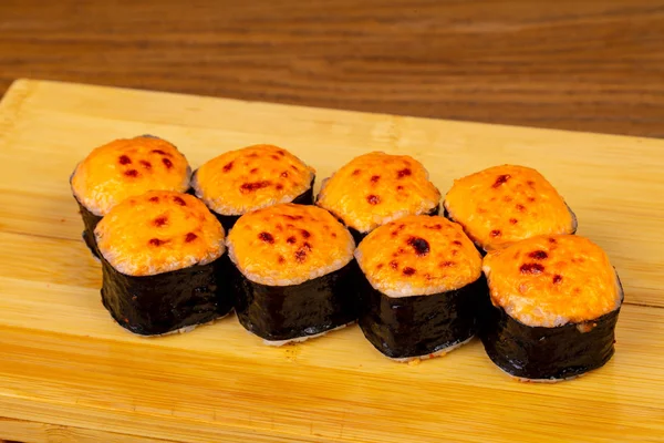 Somon ile lezzetli kızarmış peynir suşi rulo