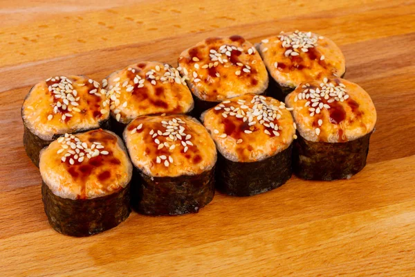 Susam ve balık pişmiş rulo