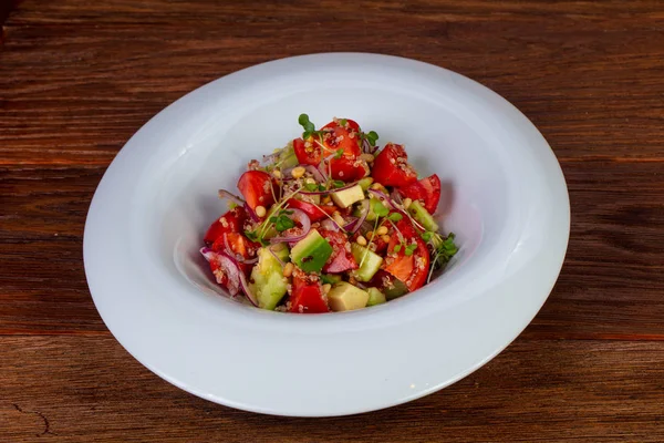 Kinoa, avokado ve sebze salatası