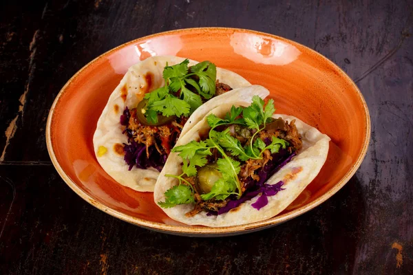 Taco et ve kişniş yaprakları ile