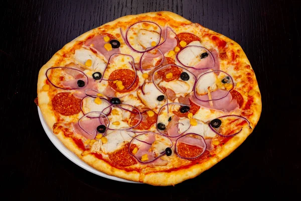 Lezzetli et pasta pizza salam, jambon ve soğan ile