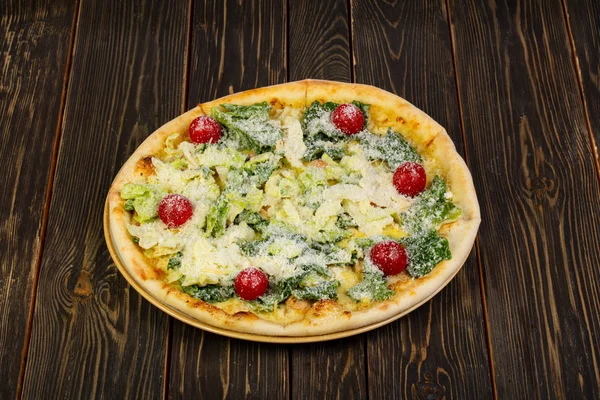 Pizza Sezar tavuk ve domates ile