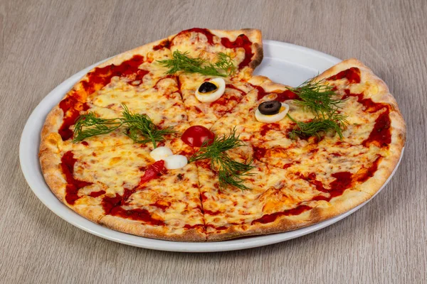 Çocuklar pizza peyniri ve domates ile