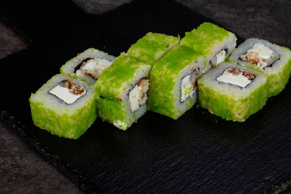 Yılan balığı ile Japon geleneksel rulo