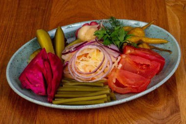 Gürcü Turşu sebze sarımsak ve lahana ile