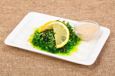 Susam ve sos chukka salatası