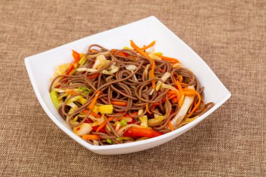 Soba noodle vegeetables ve baharat ile