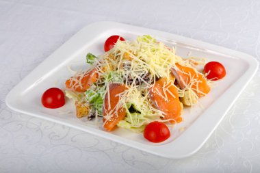 Sezar somon salata parmesan peyniri ile