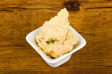 Susam ve kekik yaprakları ile vejetaryen Humus