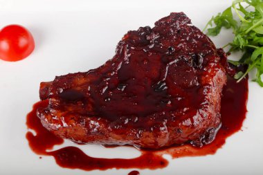 Böğürtlen soslu biftek.