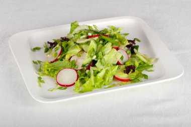 Turp, salatalık ve soğan ile diyet salata