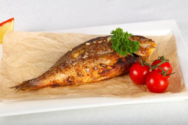 Dorada balık beyaz masada kavrulmuş