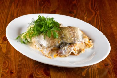 Mantar ve sos ile doldurulmuş alabalık