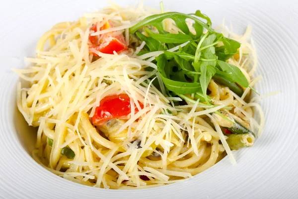 Mantarlı makarna rucola hizmet